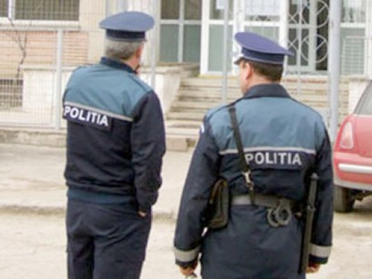 A vrut să se arunce de la etajul trei, poliţiştii l-au făcut să se răzgândească